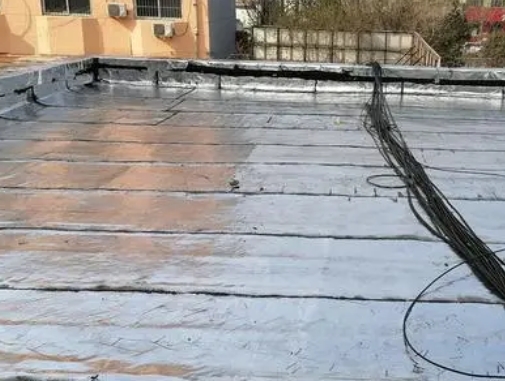 牟平卫生间漏水维修公司分享下牟平屋面楼顶防水刚性防水层施工要点。